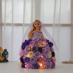 Lalka księżniczka wykonana z róż nieskończoności ze światłem LEDDekoracje