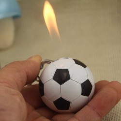 Zapalniczka w kształcie piłki nożnej - brelok do kluczyZapalniczki
