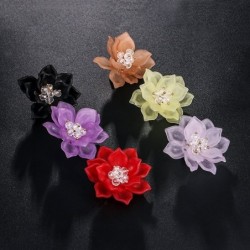 Kwiat z kryształkami - elegancka broszkaBroszki