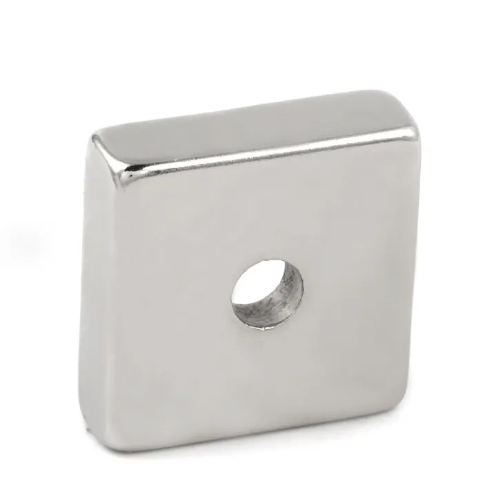 N35 - magnes neodymowy - kwadratowy - z otworem 7mm - 30 * 30 * 10mmN35