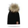 Dzianinowa czapka z pomponem / skórzana metka - unisex - dla dzieci / dorosłychCzapki i kapelusze