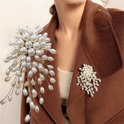Gałązka z owalnymi perełkami - modna broszkaBroszki
