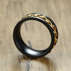 Czarny pierścionek - z obrotowym złotym łańcuszkiem - unisex - stal nierdzewnaPierścionki