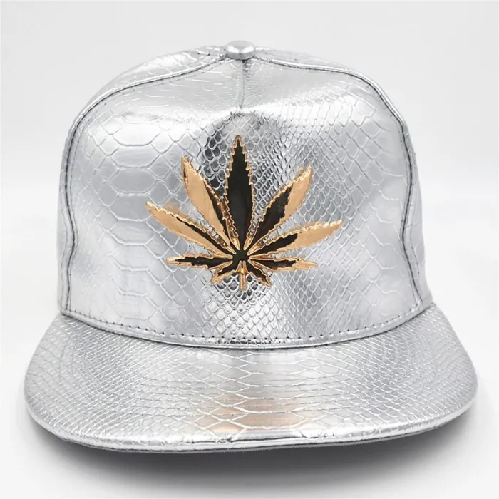Czapka z daszkiem - skórzana snapback - z metalowym liściem - w stylu hip hopCzapki & Kapelusze