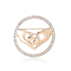 Elegancka okrągła broszka - z kryształkami - połączone dłonie w kształcie sercaBroszki