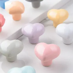 Uchwyty meblowe w kształcie serca - gałki ceramiczneMeble