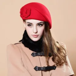 Modny wełniany beret - z kwiatkiemCzapki & Kapelusze