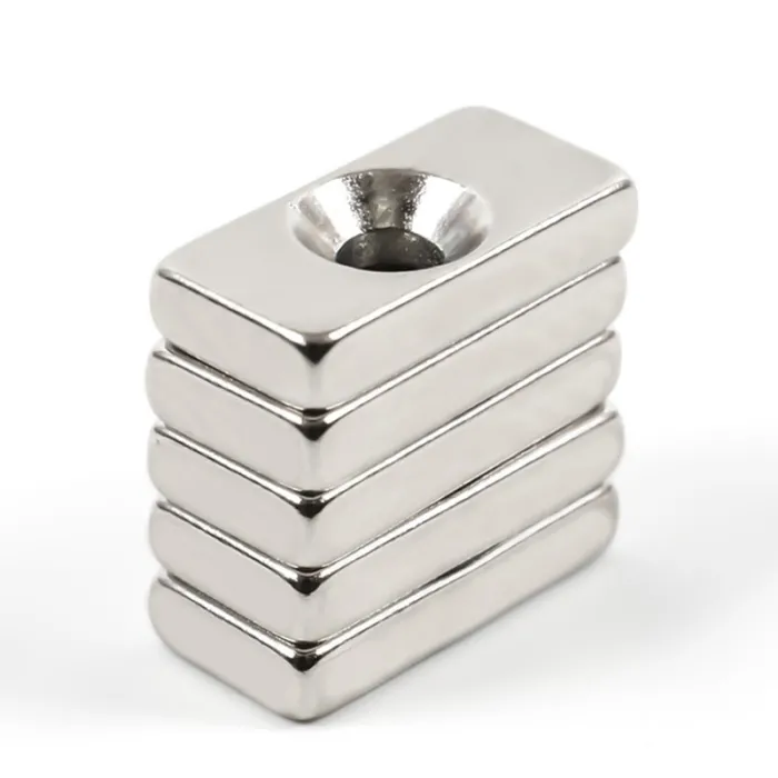 Blok magnesów neodymowych N35 z otworem 4 mm 20 * 10 * 4 mm 10 sztukN35