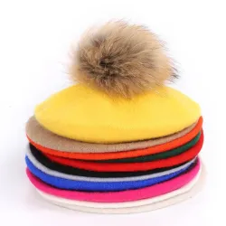 Elegancki beret z futrzanym pomponemCzapki & Kapelusze